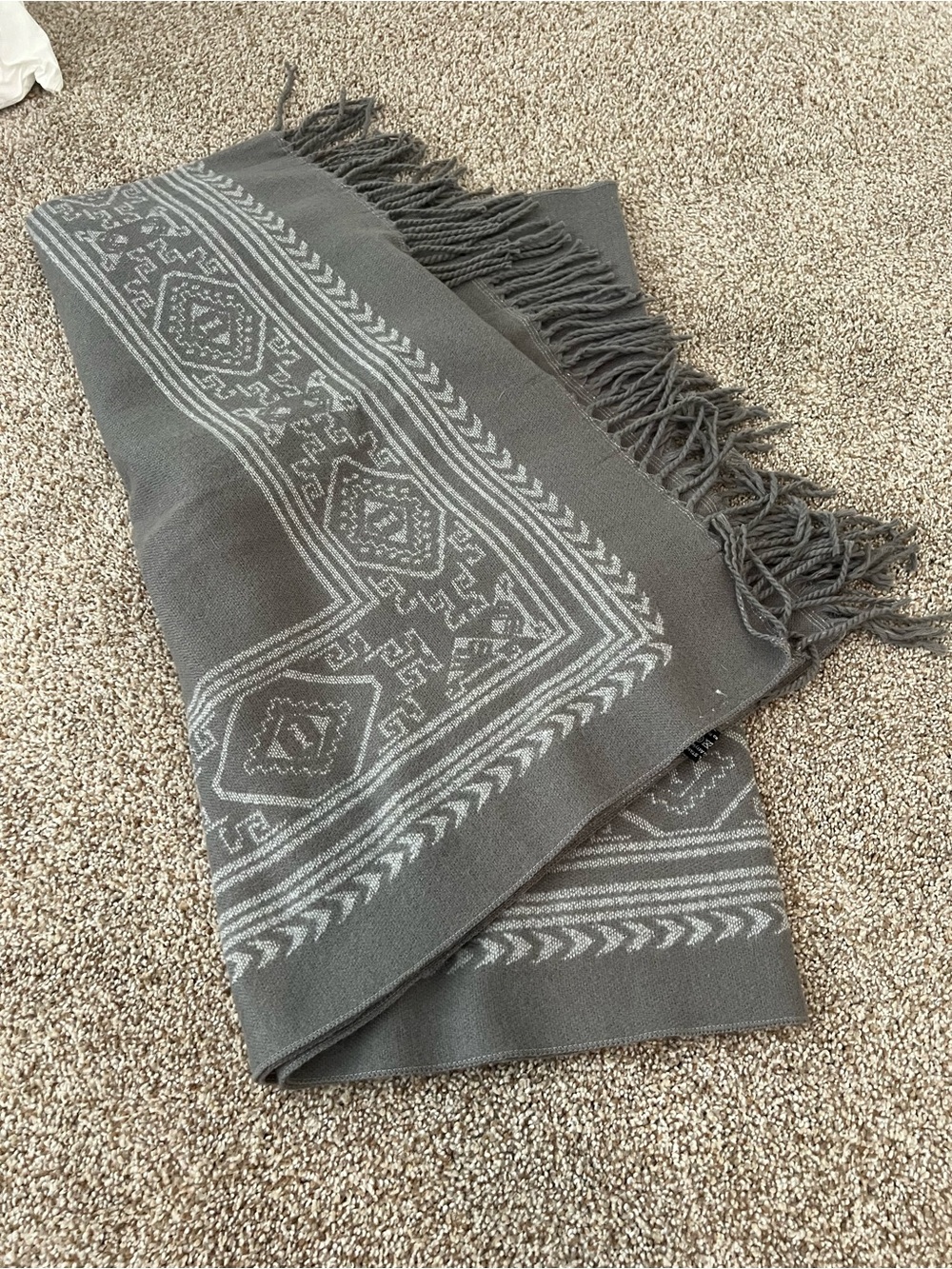 NWOT gray and white geometric western fringe blanket scarf